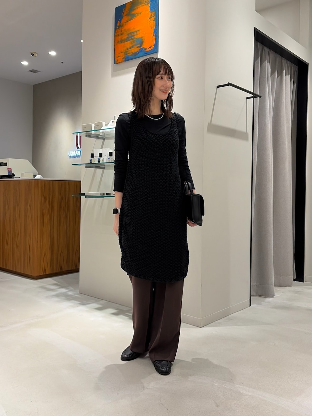 ブラウン系のその他パンツ、ブラック系のローファー、ブラック系のハンドバッグを着用したレディースの夏コーディネートの1枚目の写真
