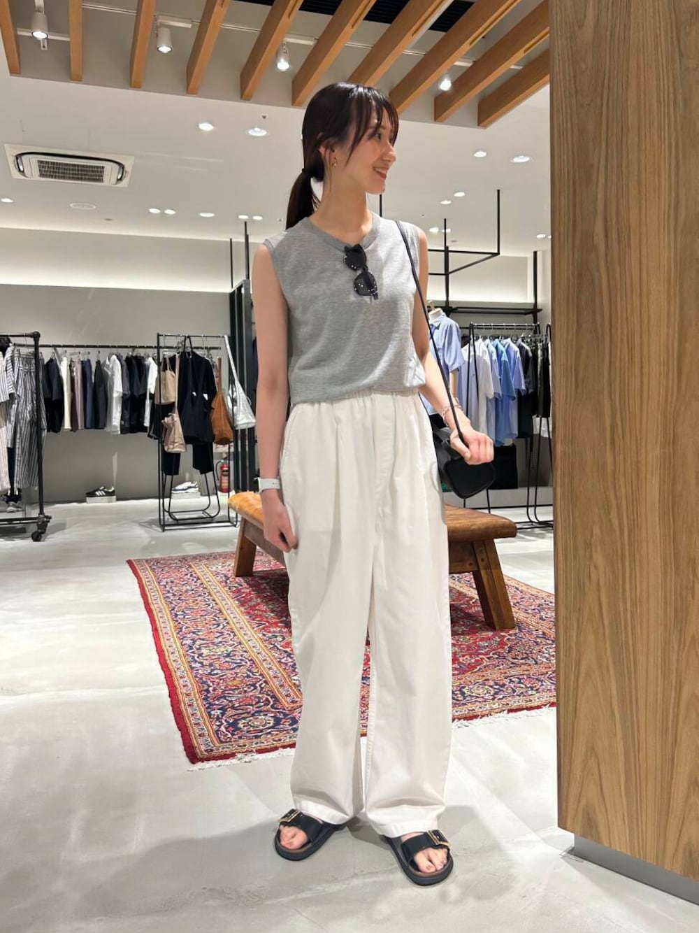 「大人カジュアル、ワイドパンツ、モノトーン、サングラス、デートコーデ、きれいめカジュアル、カジュアルコーデ、ショルダーバッグ、チノパンツ、URBANRESEARCH、シンプルコーデ、サンダル、夏コーデ、休日スタイル、BIRKENSTOCK」｜「Jugaad14のjugaad 14　OCEAN CLEAR   dark green（メガネ、ブラック系）」を使った、momokaさん（レディース・164cm）の夏コーディネートの1枚目の写真