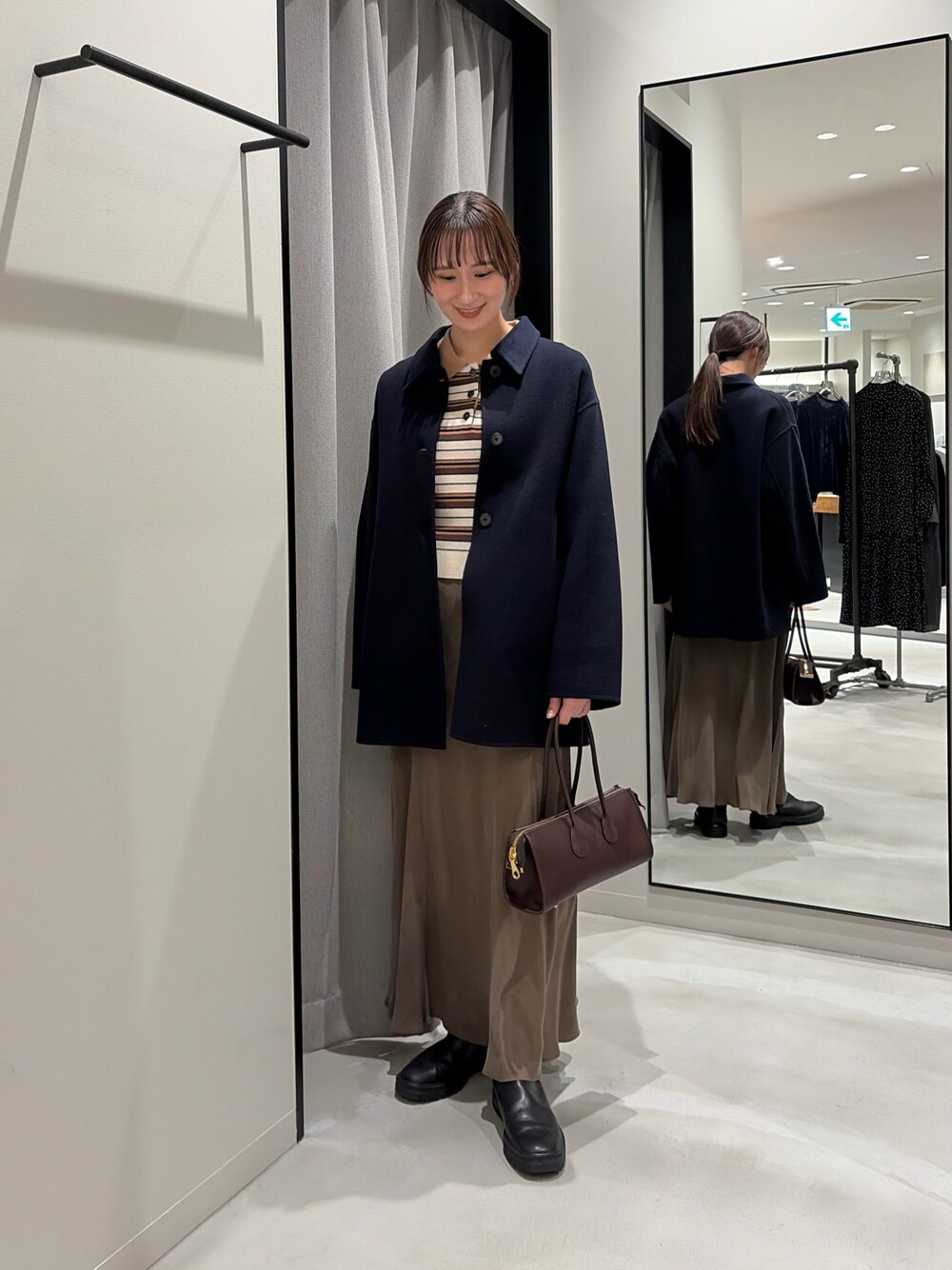 その他のニット/セーター、ブルー系のステンカラーコート、ブラウン系のスカートを着用したレディースの冬コーディネートの1枚目の写真