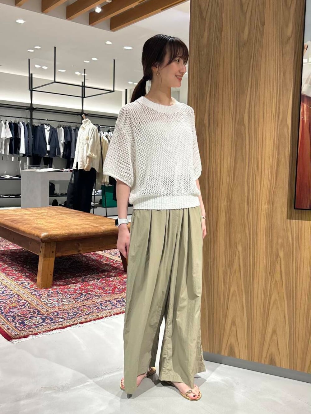 「大人カジュアル、ワイドパンツ、カジュアルコーデ、URBANRESEARCH、シンプルコーデ、サンダル、サマーニット、休日スタイル、淡色コーデ、旅行コーデ、テーマパークコーデ、サマシェア」｜「URBAN RESEARCHの『UR TECH』ギャザーワイドパンツ（その他パンツ、ベージュ系）」を使った、momokaさん（レディース・164cm）の夏コーディネートの1枚目の写真