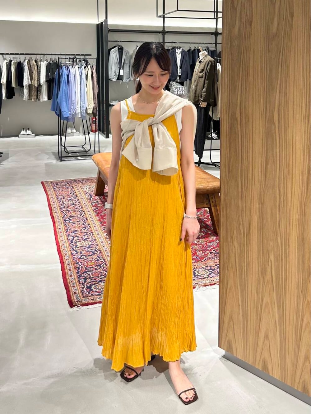 「ワンピース、シャツ、キャミワンピース、URBANRESEARCH、夏コーデ、シアーシャツ、サンダルコーデ、ティアード、夏ワンピース、寒暖差対策アイテム、サマシェア、休日スタイル旅行コーデ」｜「URBAN RESEARCHのスクエアネックタンクトップ（タンクトップ、ホワイト系）」を使った、momokaさん（レディース・164cm）の春コーディネートの1枚目の写真