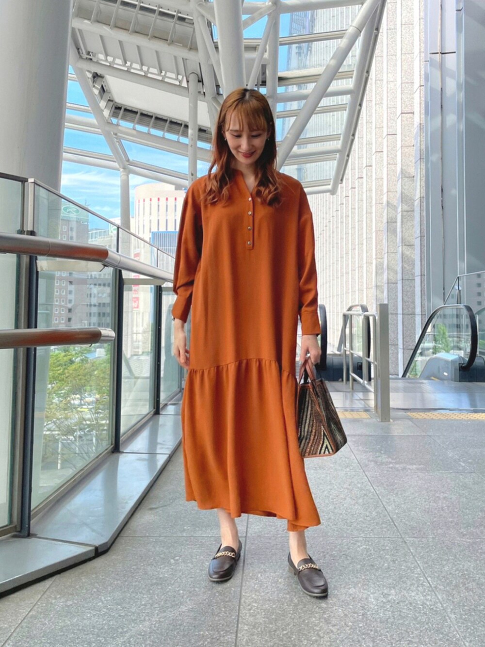 「ワンピース、ローファー、休日スタイル、ブラウン、きれいめカジュアル、秋コーデ、秋服準備はじめました、秋トレンド2021」｜「URBAN RESEARCHのチェーンローファー（ローファー、ブラウン系）」を使った、momokaさん（レディース・164cm）の秋コーディネートの1枚目の写真