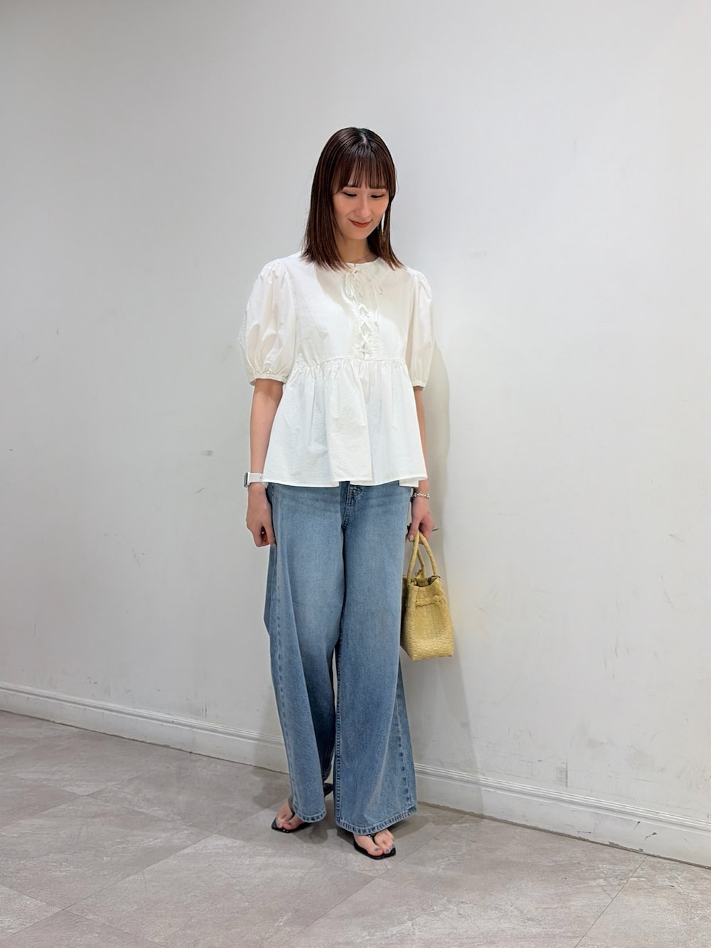 ホワイト系のシャツ/ブラウス、ブルー系のデニムパンツ、ベージュ系のトートバッグを着用したレディースの夏コーディネートの1枚目の写真