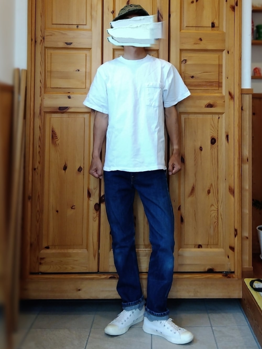 「白Tシャツ、白スニーカー、リーバイス505、Levis、コンバース、converse、goodwear、グッドウェア、ハット、カモフラ、夏コーデ、吉田栄作スタイル、ニューハッタン、NEWHATTAN、無地T」｜「CONVERSE ALL STARのアイテム（スニーカー、ホワイト系）」を使った、やんさかさん（メンズ・166cm）の夏コーディネートの1枚目の写真
