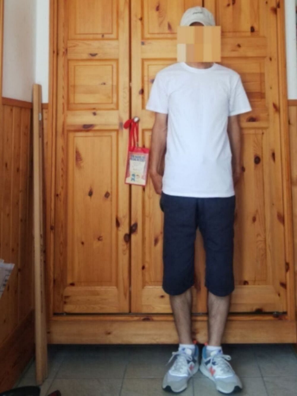 ブルー系のパンツ、ホワイト系のTシャツ/カットソー、その他のスニーカーを着用したメンズの夏コーディネートの1枚目の写真
