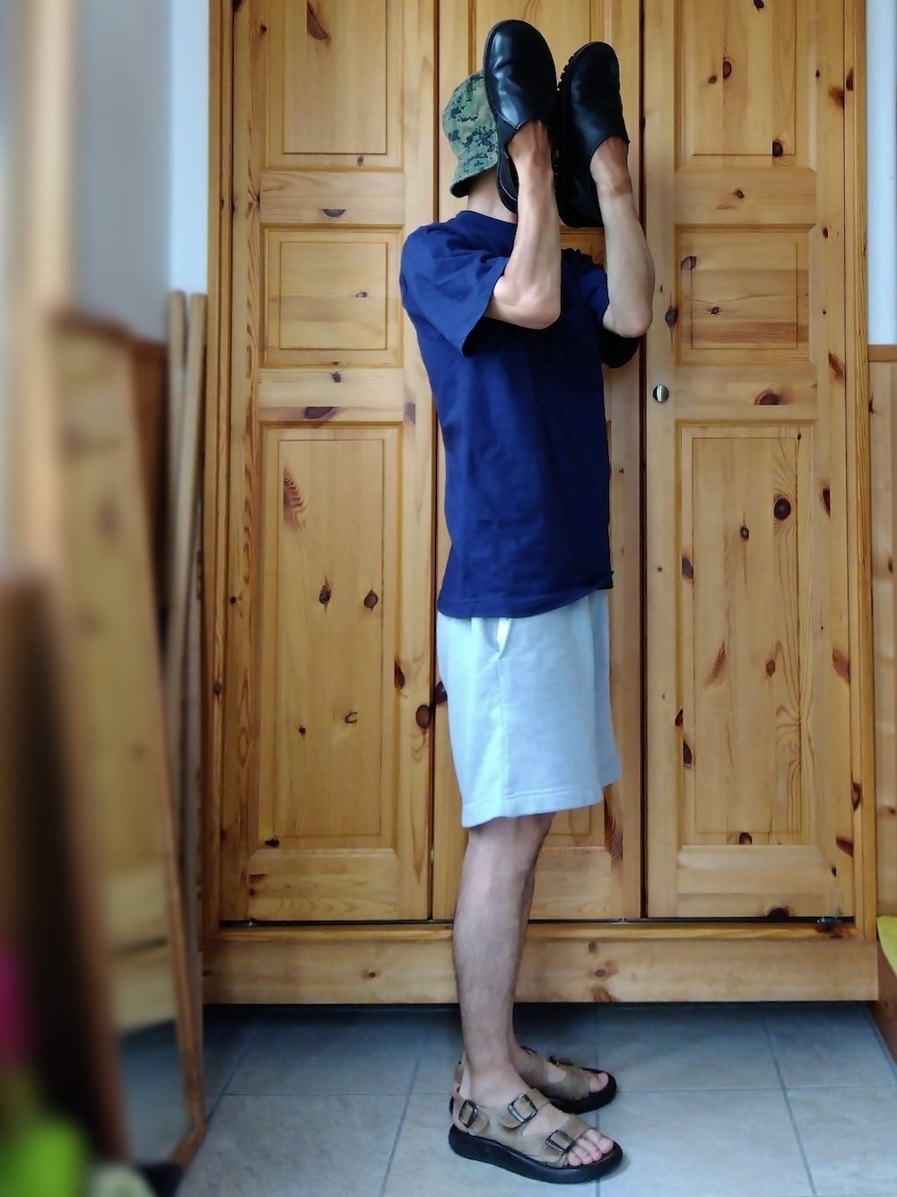 「CAMBER、キャンバー、ポケットＴシャツ、シンプルスタイル、チャムス、CHUMS、ショートパンツ、タンパンスタイル、バケットハット、スエットパンツ、パタゴニア、patagonia、おてて靴フェス、trippen、トリッペン」｜「CAMBERのアイテム（Tシャツ/カットソー、ブルー系）」を使った、やんさかさん（メンズ・166cm）の夏コーディネートの1枚目の写真