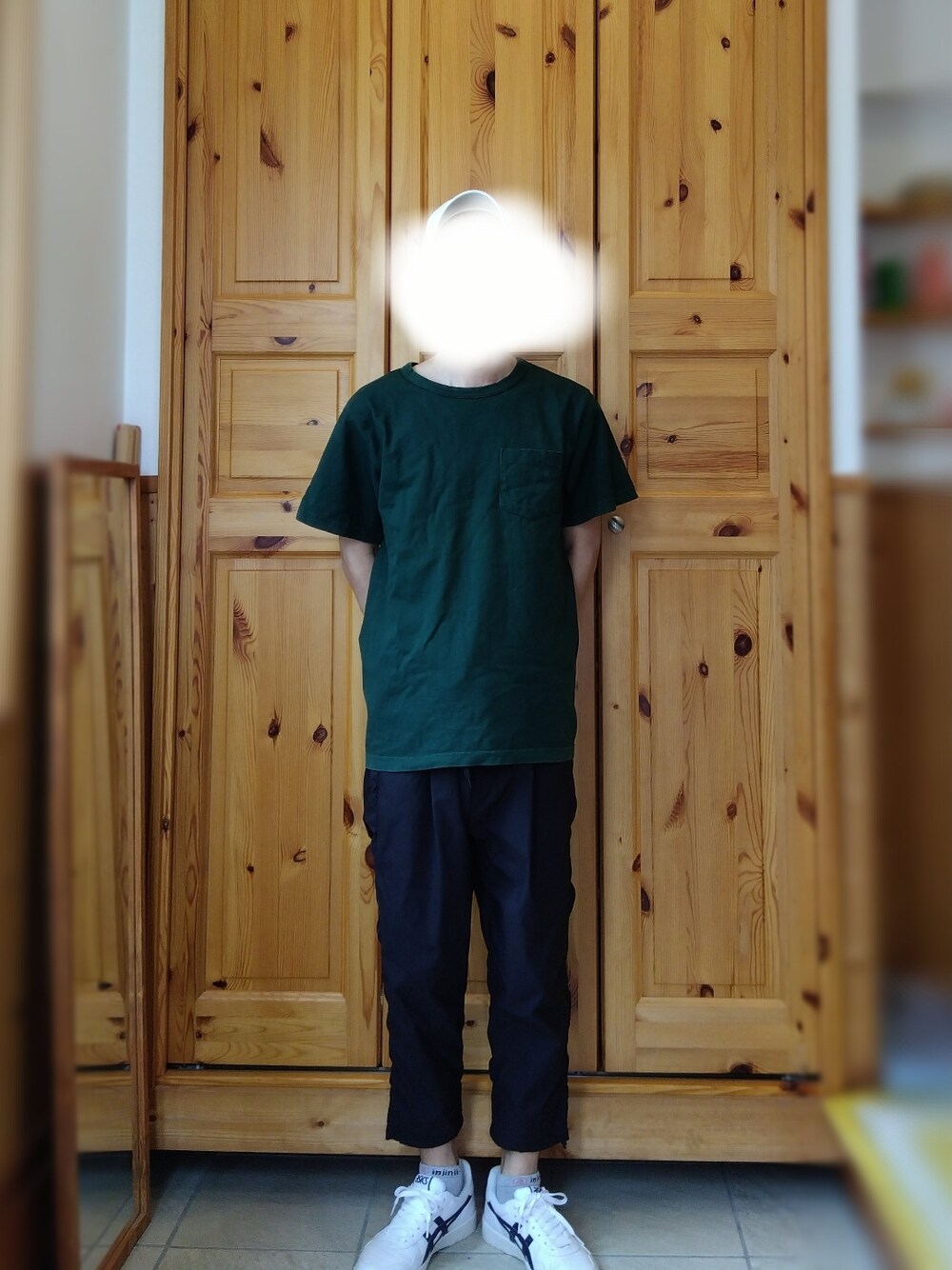 グリーン系のTシャツ/カットソー、ブラック系のその他パンツ、ホワイト系のスニーカーを着用したメンズの春コーディネートの1枚目の写真