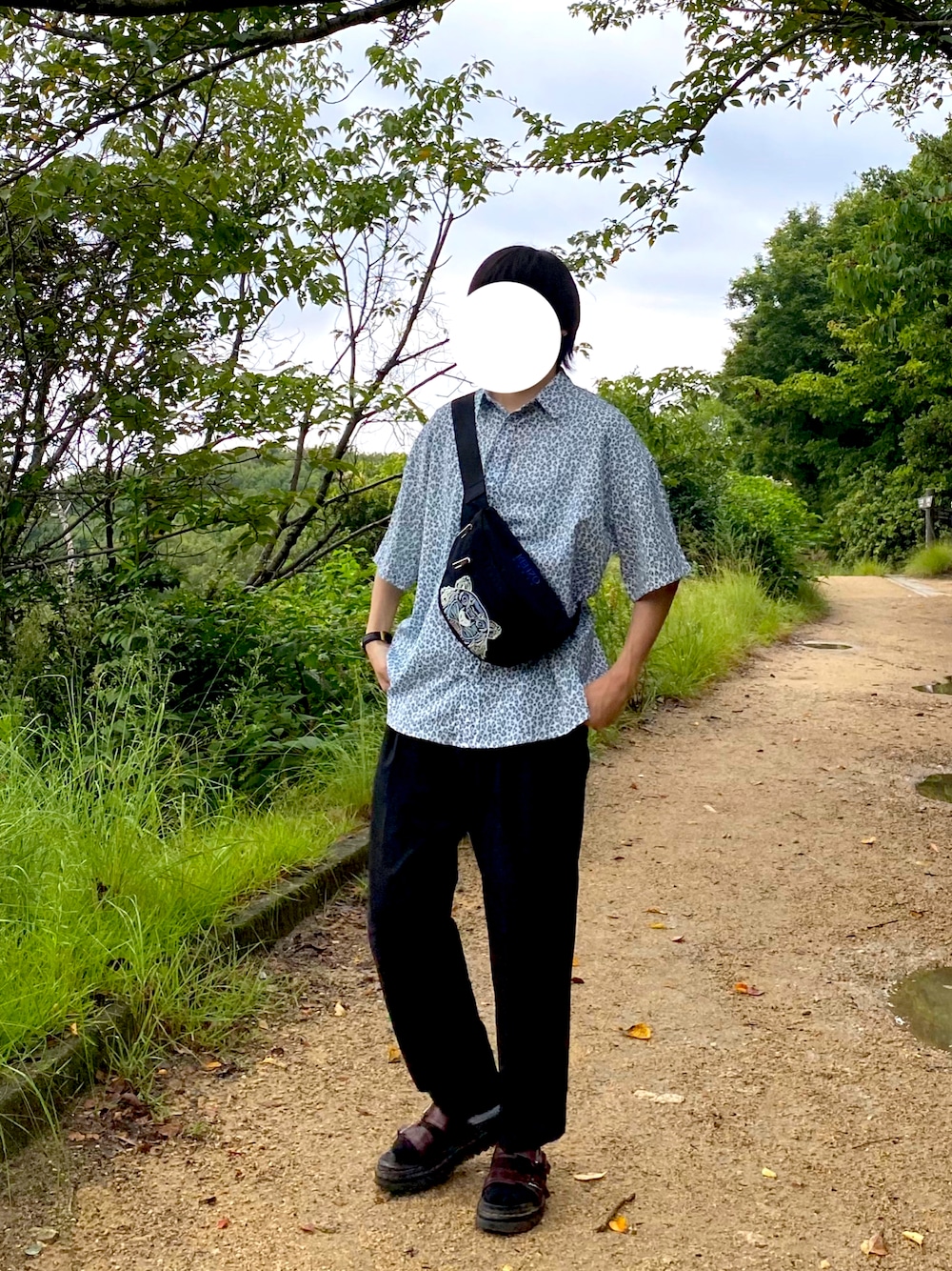 「カジュアルコーデ、休日コーデ、おしゃれさんと繋がりたい、プチプラコーデ、シャツコーデ、サンダルコーデ、柄シャツ、スラックス、Dr.Martens」｜「KENZOのClassic Tiger Bumbag（ボディバッグ/ウエストポーチ、ブラック系）」を使った、ちゃこさん（メンズ・175cm）の夏コーディネートの1枚目の写真
