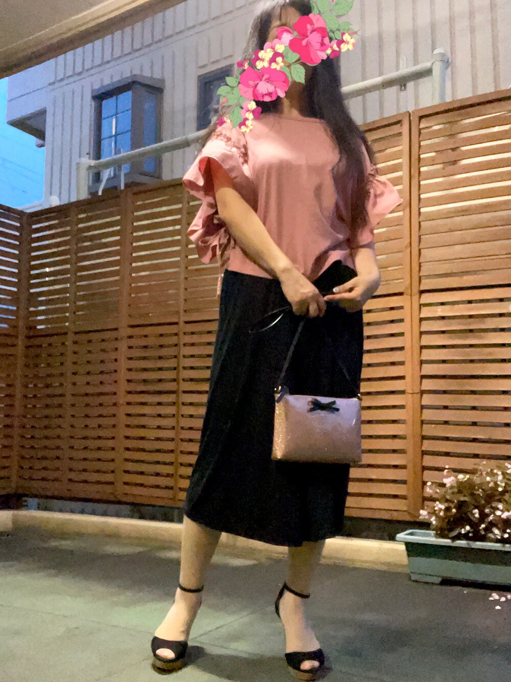 ピンク系のTシャツ/カットソー、ピンク系のバッグ、ブラック系のサンダルを着用したレディースの夏コーディネートの1枚目の写真