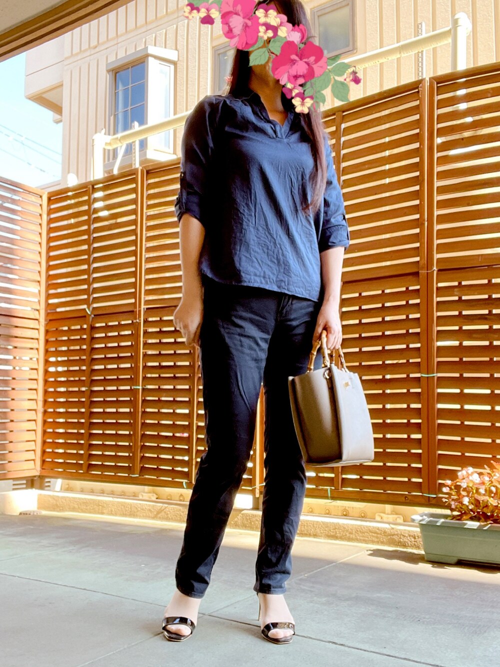 ブルー系のシャツ/ブラウス、ブラック系のその他パンツ、グレー系のトートバッグを着用したレディースの夏コーディネートの1枚目の写真