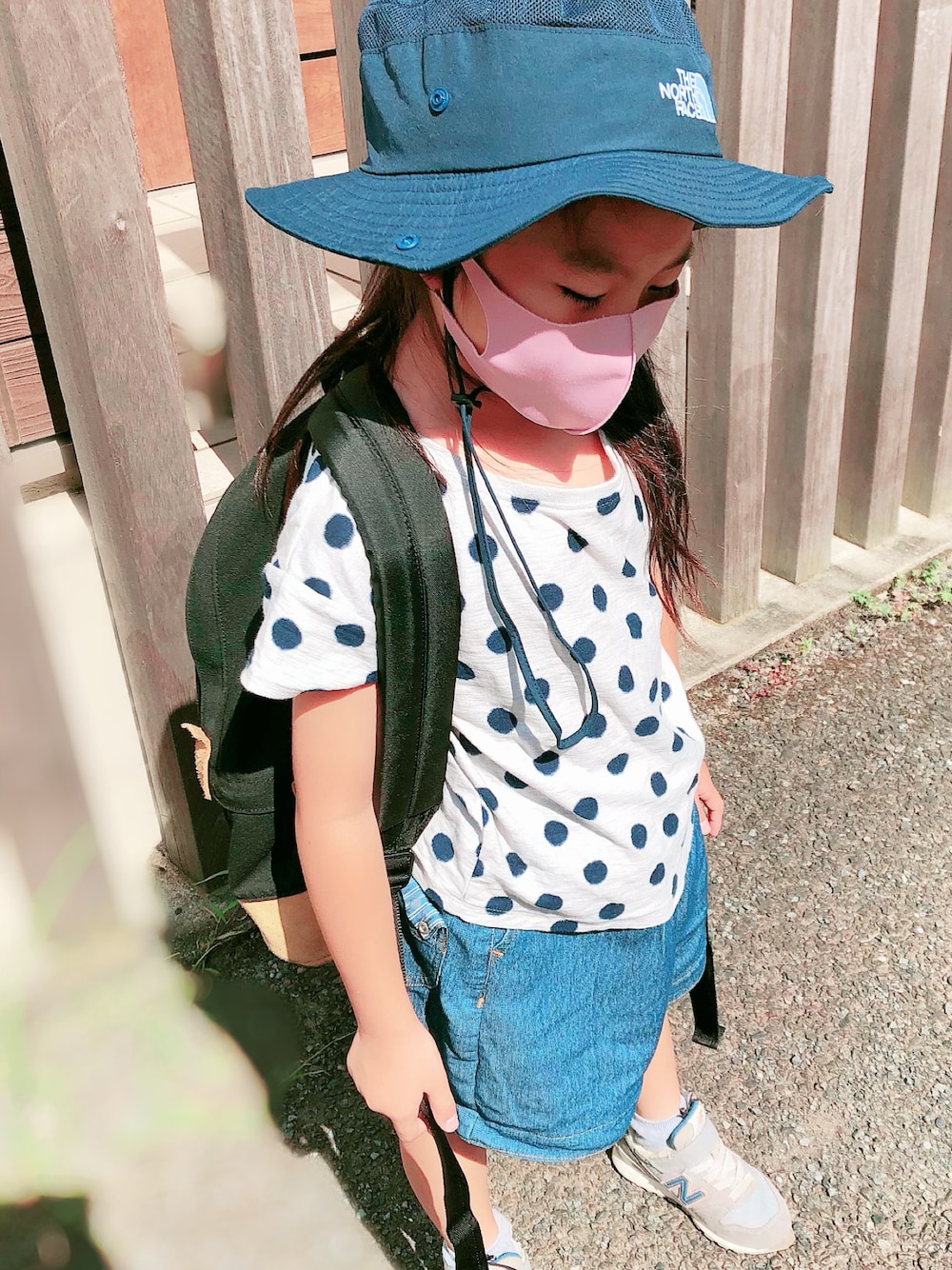 「夏コーデ、シンプルコーデ、スニーカー、キッズコーデ、ハーフパンツ、Tシャツ、ザノースフェイス」｜「無印良品のアイテム（Tシャツ/カットソー、ホワイト系）」を使った、☺︎tiiina☺︎さん（キッズ・110cm）の夏コーディネートの1枚目の写真