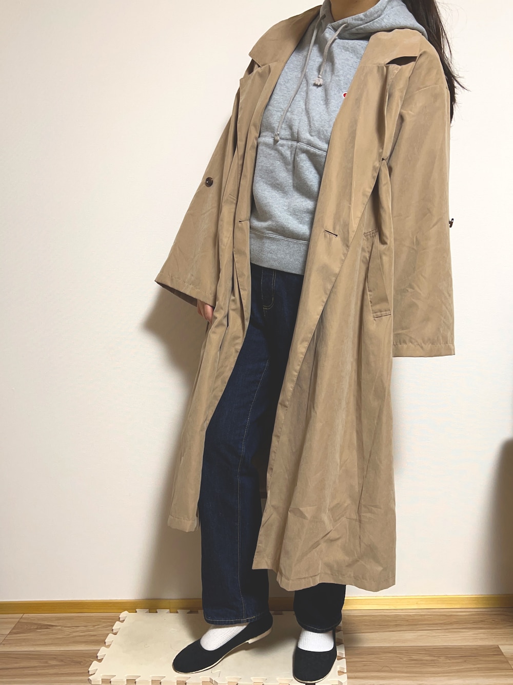 グレー系のパーカー、ブルー系のデニムパンツ、ブラック系のシューズを着用したレディースの春コーディネートの1枚目の写真