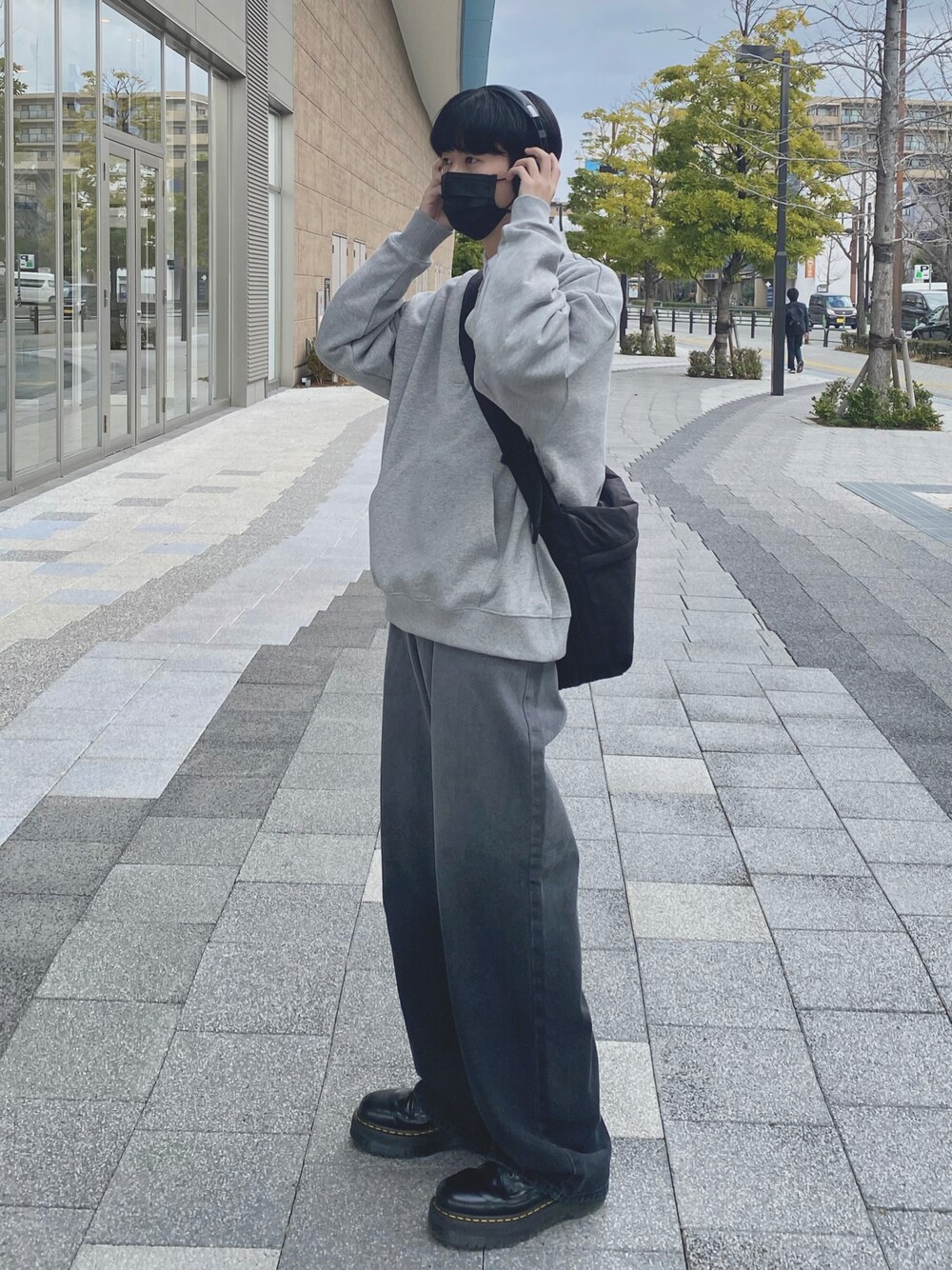 「春服デビュー宣言、お洒落さんとつながりたい、デニムパンツ、ビッグシルエット、ニコアンド、韓国ファッション、韓国ブランド、韓国コーデ、ootd、ブーツ、ヘッドホン、いいね、save、フォローお願いします🤑、ゆるコーデ、グレー、ショルダーバッグ」｜「niko and...の裏毛ハーフスナップロゴプルオーバー（スウェット、グレー系）」を使った、HIRO。さん（メンズ・173cm）の春コーディネートの1枚目の写真