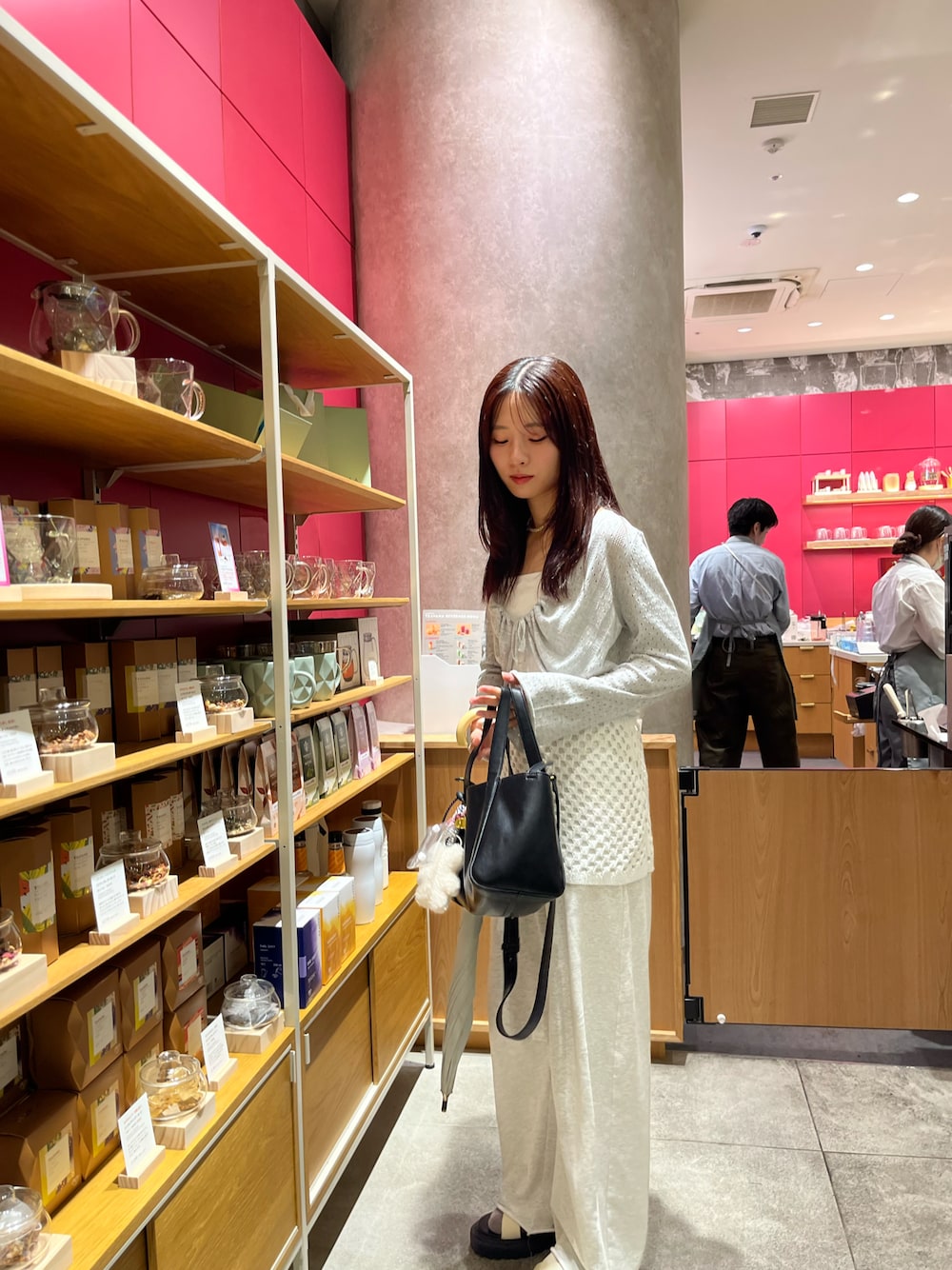 「柄シャツ、レイヤードスタイル、カーゴパンツ、サンダル、韓国子供服、夏コーデ、バケットハット、白Tシャツ、ピンクシャツ、黒Tシャツ、韓国ファッション、デートコーデ、ワンピース、メガネ女子、夏ファッション」｜「mysticのカーブスウェットパンツ（スウェットパンツ、グレー系）」を使った、おみくさん（骨格ウェーブ・レディース・163cm）の夏コーディネートの1枚目の写真