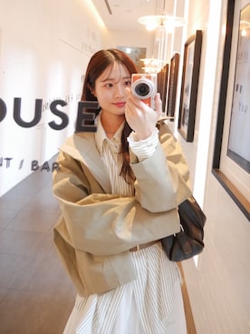 「mystic（ミスティック）のスタンドカラーショートトレンチ（トレンチコート、ベージュ系）」を使った、おみくさん（レディース・163cm）の冬コーディネート