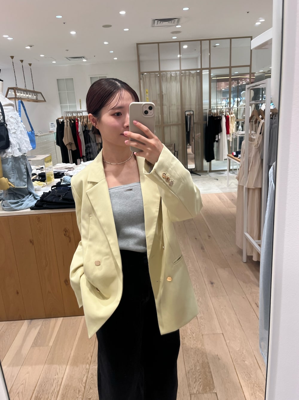 テーラードジャケットを使った「迷彩パンツ」の人気ファッション