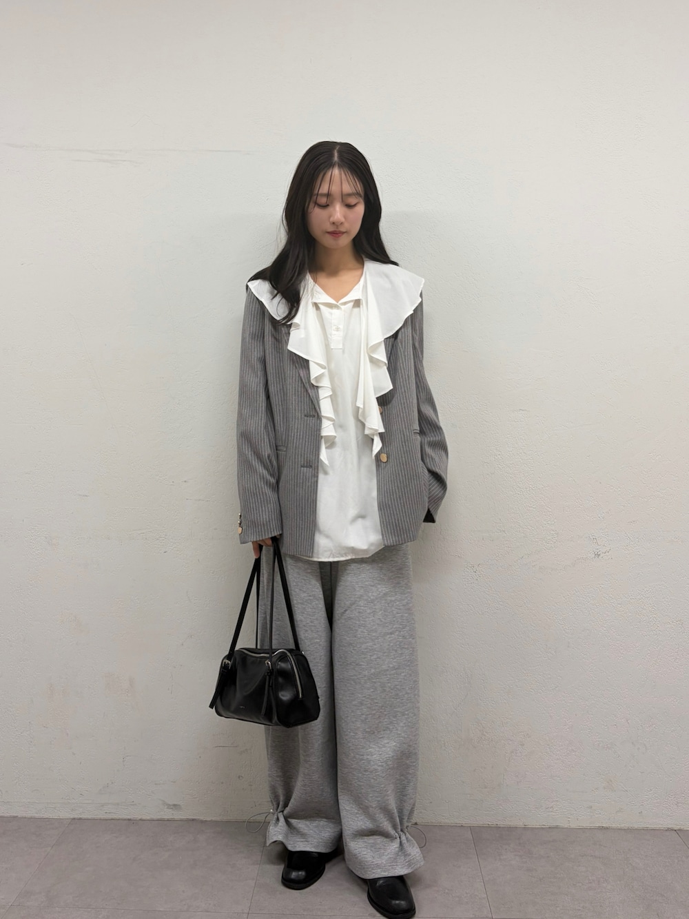 グレー系のその他パンツ、ホワイト系のシャツ/ブラウスを着用したレディースの秋コーディネートの1枚目の写真