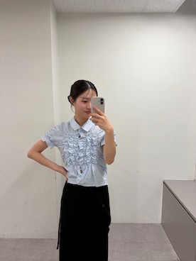 「mystic（ミスティック）の《＠___s_m17 セレクト/IVO》シャーリングシェイプシャツ（シャツ/ブラウス、ブルー系）」を使った、おみくさん（レディース・163cm）の夏コーディネート