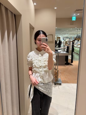 「mystic（ミスティック）の《＠___s_m17 セレクト/IVO》シャーリングシェイプシャツ（シャツ/ブラウス、ホワイト系）」を使った、おみくさん（レディース・163cm）の秋コーディネート