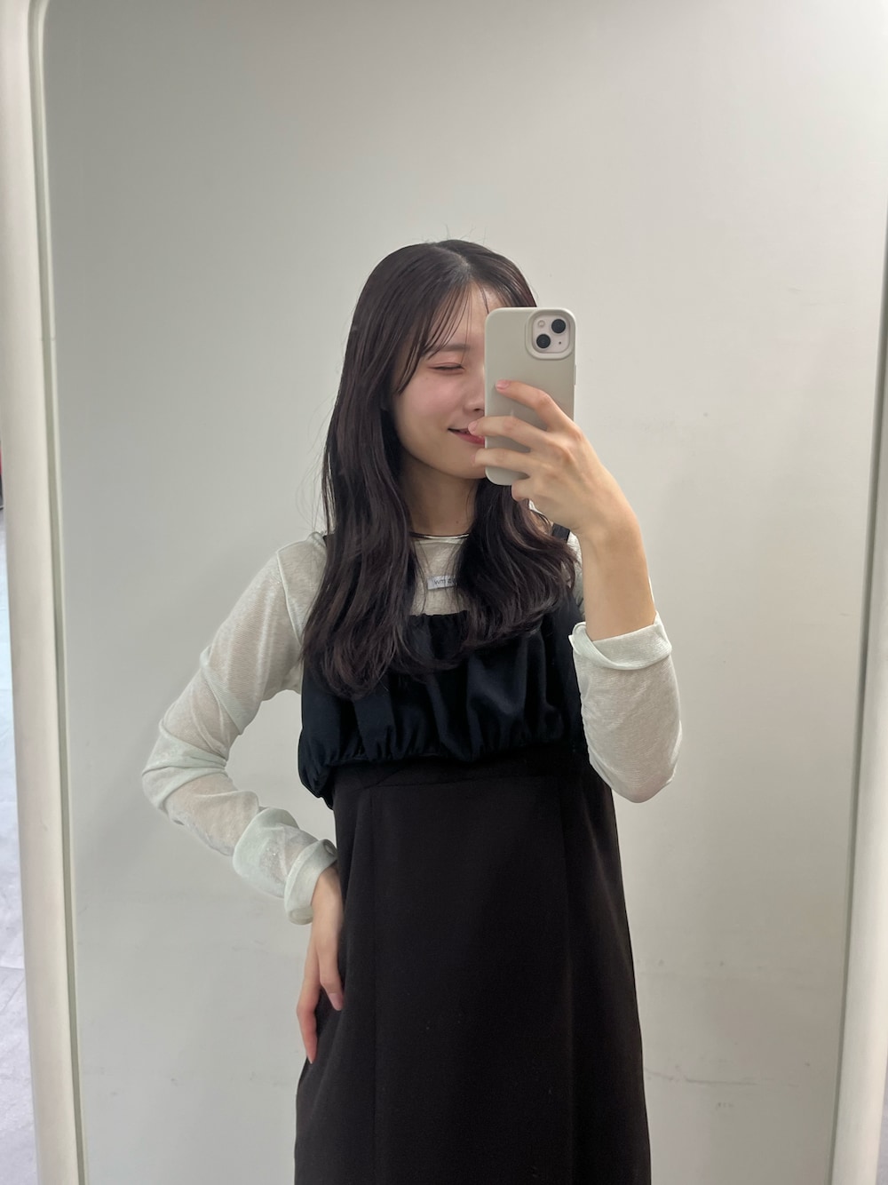 ブラック系のワンピース、ホワイト系のTシャツ/カットソーを着用したレディースの秋コーディネートの1枚目の写真