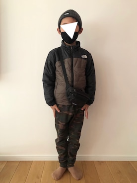 「アイテム（ナイロンジャケット、ブラック系）」を使った、TKHRさん（キッズ・50cm）の冬コーディネート