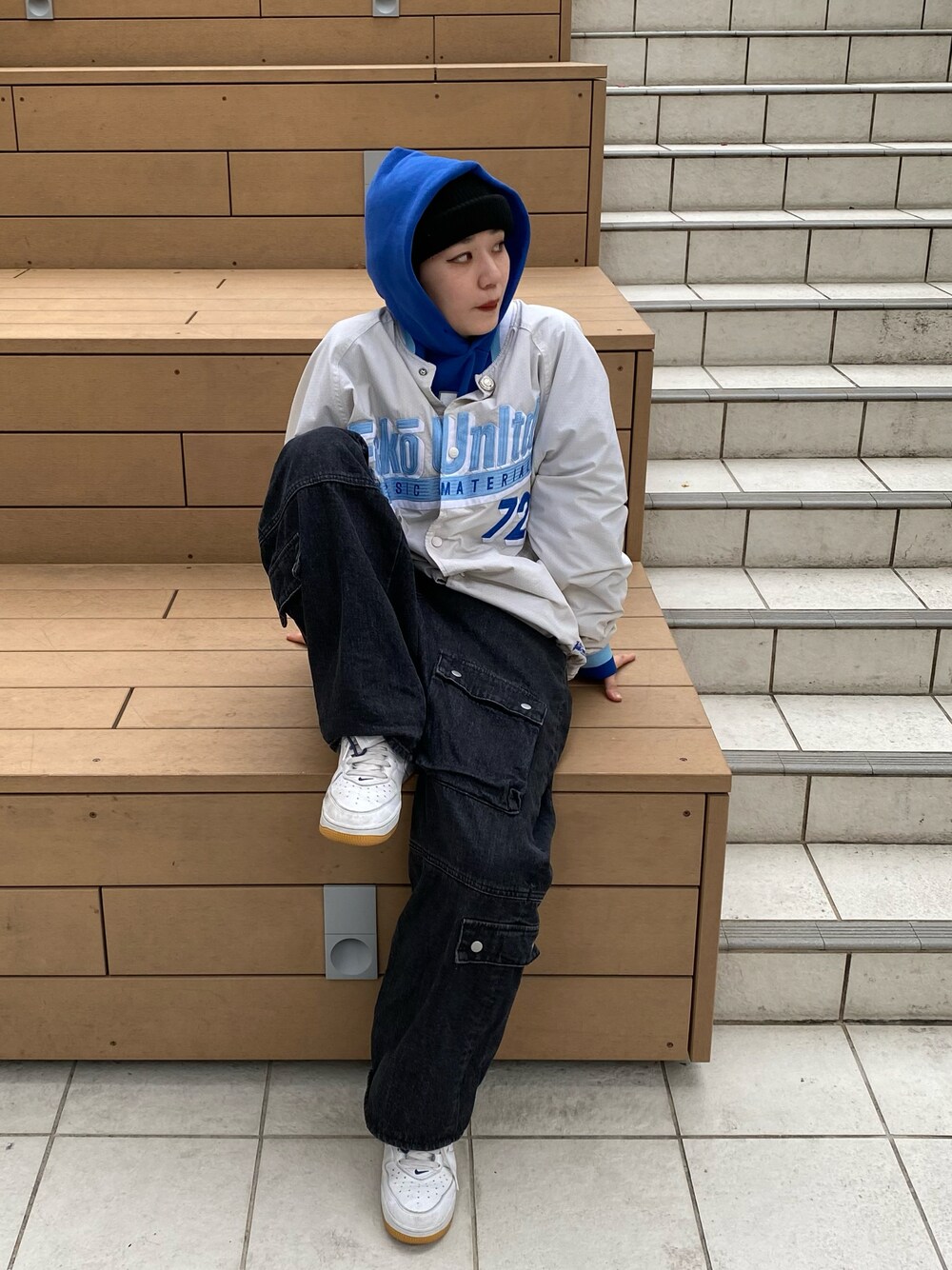 「ootd、骨格ウェーブ、高身長女子、今日のコーデ、秋冬コーデ、カラーコーデ、ストリート、ストリートコーデ、古着、古着MIX、カーゴパンツ、スタジャン、スタジャン×パーカー」｜「WHO'S WHO galleryのアイテム（カーゴパンツ、ブラック系）」を使った、蓮さん（レディース・163cm）の冬コーディネートの1枚目の写真