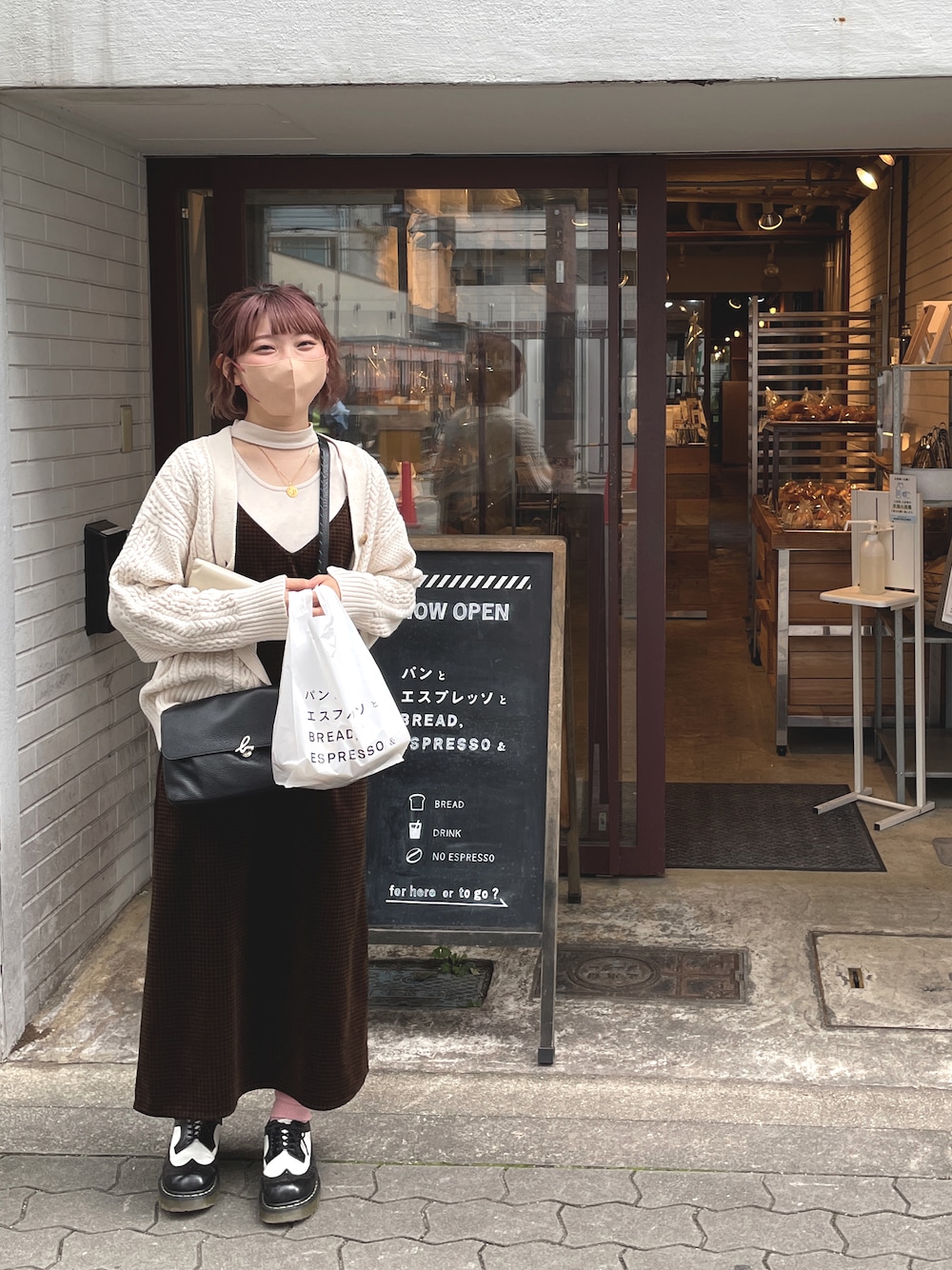 「秋冬コーデ、休日スタイル、秋のコーデ、カジュアルコーデ、大人カジュアル、ゆったりコーデ、いいね、save、フォローお願いします🤑、お洒落さんとつながりたい、きれいめカジュアル」｜「Dr. MartensのDr. Martens 3989 Bex Brogue Oxford（シューズ、ホワイト系）」を使った、hiromao🐼さん（レディース・156cm）の秋コーディネートの1枚目の写真