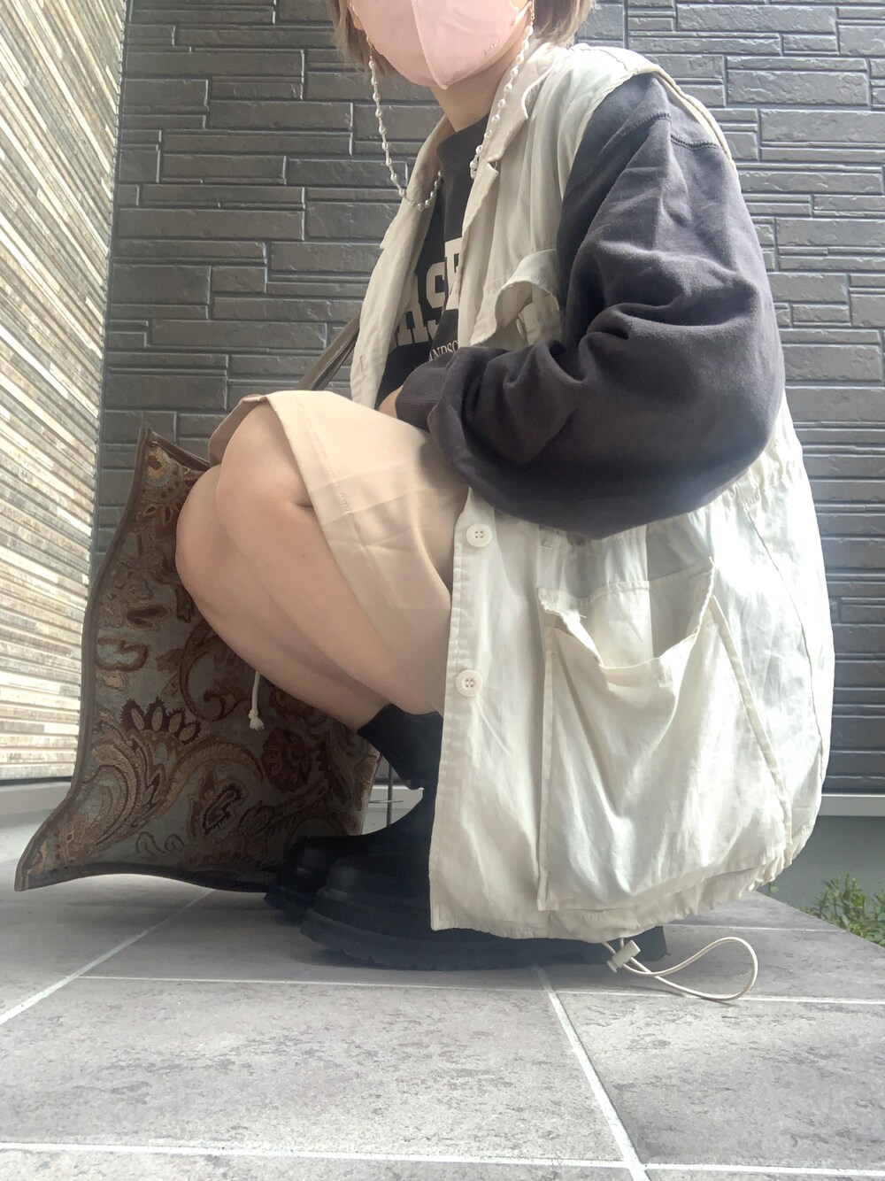 「秋コーデ、大人コーデ、お出かけコーデ、今日のコーデ、シンプルコーデ、おしゃれさんと繋がりたい、ブーツ、プチプラ、韓国ファッション、ベスト、スウェット、ミニスカート」｜「w closetのオープンカラーミリタリーベスト（ベスト、ホワイト系）」を使った、hiromao🐼さん（レディース・156cm）の秋コーディネートの1枚目の写真