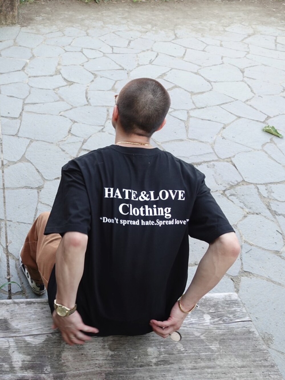 ブラック系のTシャツ/カットソーを着用したメンズの夏コーディネートの1枚目の写真