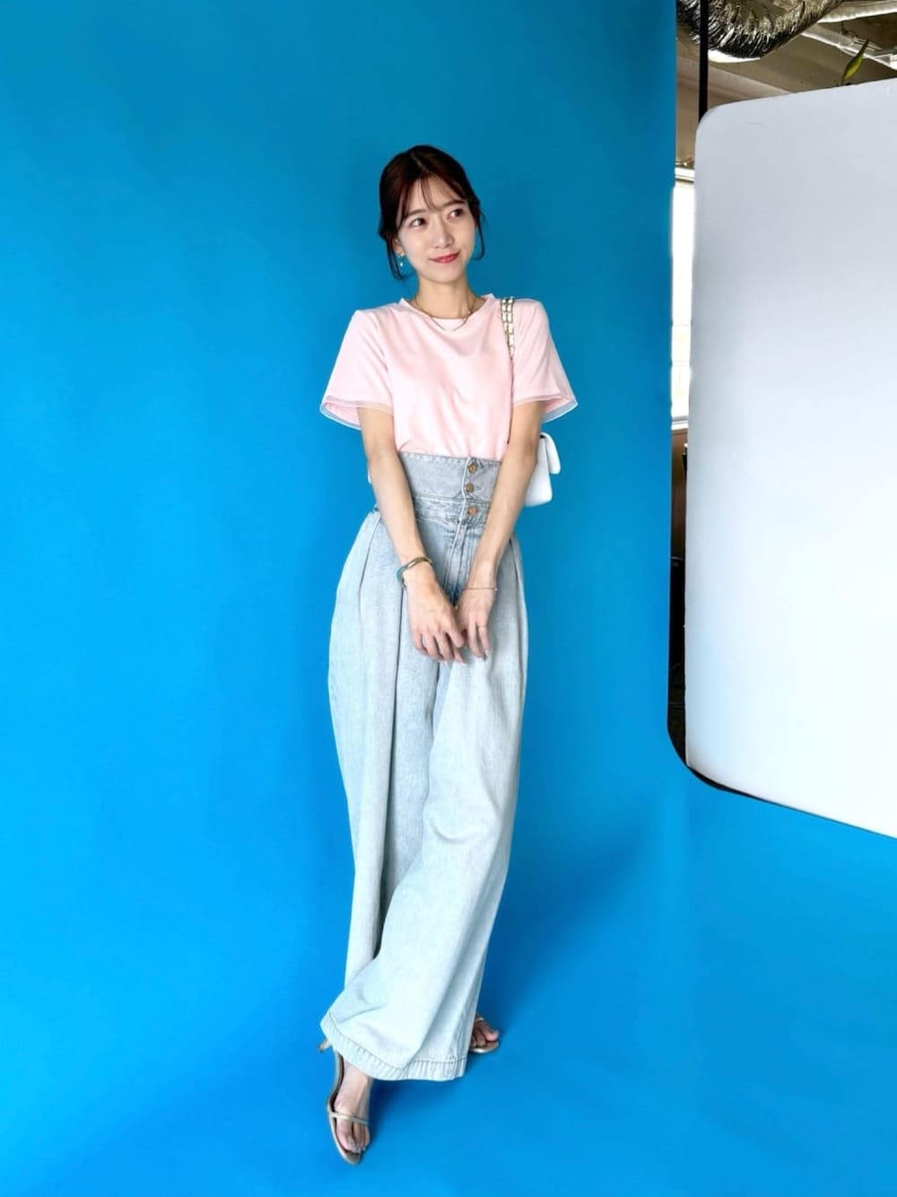 「ピンクコーデ、ピンク、夏コーデ、夏だ！Tシャツ着よう！、チュール、チュールトップス、カットソー、Tシャツ、Tシャツコーデ、オトナカジュアル、大人コーデ、大人可愛い、シンプルコーデ、デニムパンツ、ワイドデニム」｜「La boutique BonBonの【ZOZO先行販売・miki監修】レイヤードチュールカットソー（Tシャツ/カットソー、ピンク系）」を使った、miki：）さん（レディース・157cm）の夏コーディネートの1枚目の写真