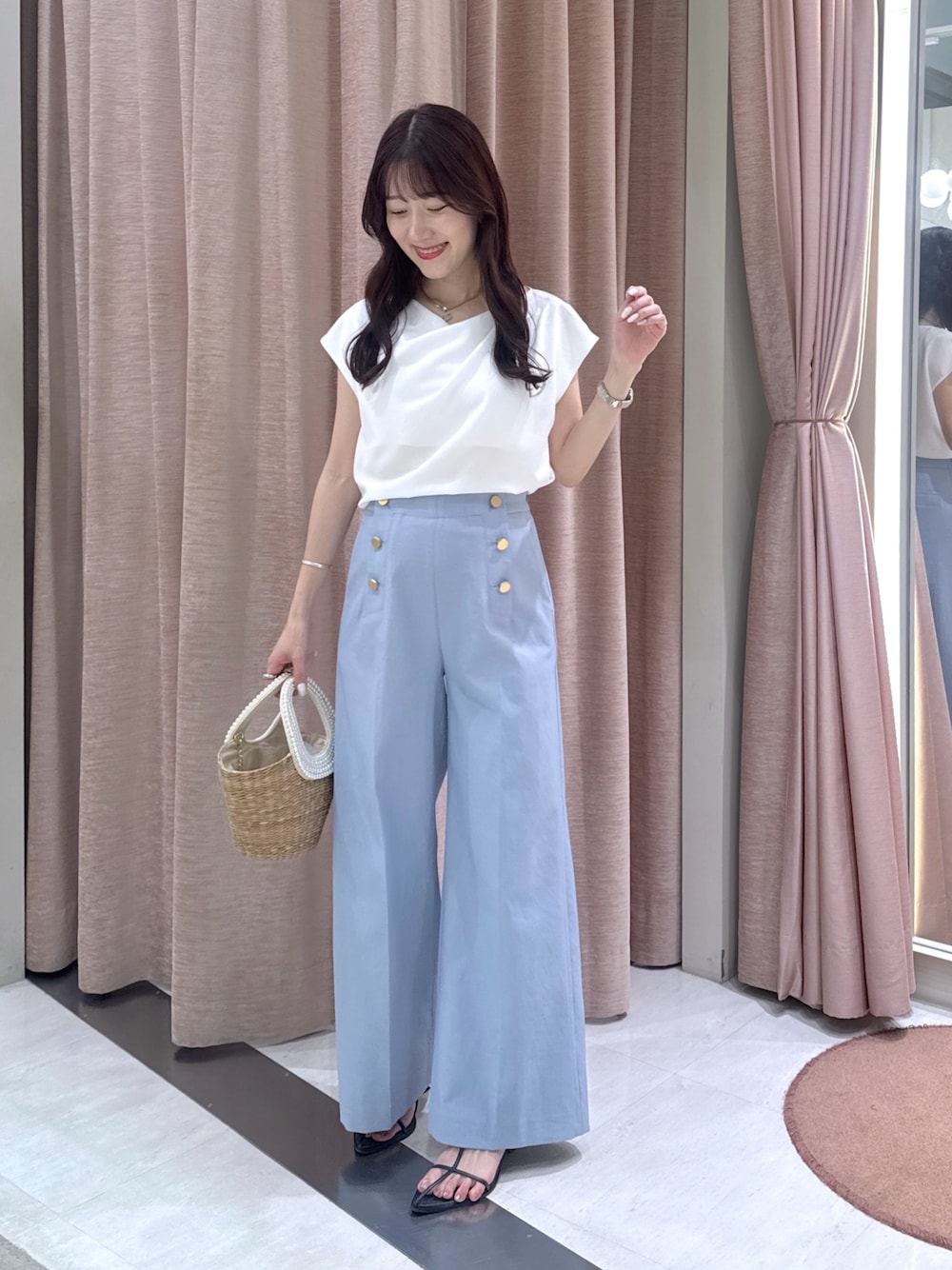 ホワイト系のシャツ/ブラウス、ブルー系のその他パンツ、ベージュ系のかごバッグを着用したレディースの夏コーディネートの1枚目の写真