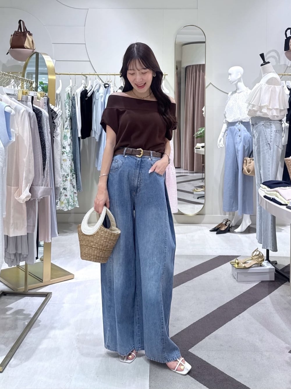 ブラウン系のニット/セーター、ブルー系のその他パンツ、ベージュ系のかごバッグを着用したレディースの夏コーディネートの1枚目の写真