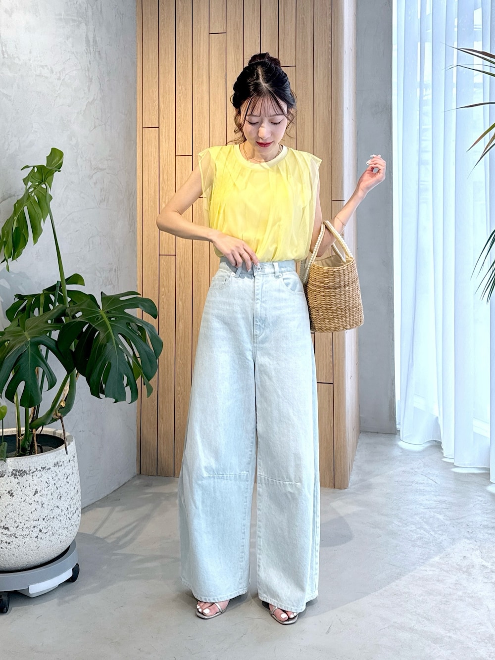 「イエローコーデ、イエロー、黄色、デニムコーデ、デニム、デニムパンツ、ワイドデニム、デニムワイドパンツ、かごバッグ、骨格ウェーブ、デートコーデ、デート、デートスタイル（WOMEN）、デート服」｜「La boutique BonBonの【ご好評につき復刻】パールハンドルバスケットL（かごバッグ、ベージュ系）」を使った、miki：）さん（レディース・158cm）の春コーディネートの1枚目の写真
