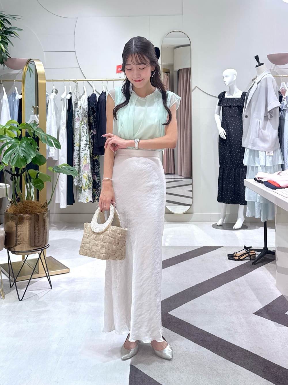 「ノースリーブ、シンプルコーデ、きれいめカジュアル、夏コーデ、お出かけコーデ、ロングスカート、デートコーデ、休日スタイル、サテンスカート、チュールトップス、チュール、骨格ウェーブ、デート、デート/ロマンティック、デートスタイル（WOMEN）」｜「La boutique BonBonの【さらっと着映え】チュールレイヤードカットソー（Tシャツ/カットソー、グリーン系）」を使った、miki：）さん（レディース・158cm）の夏コーディネートの1枚目の写真