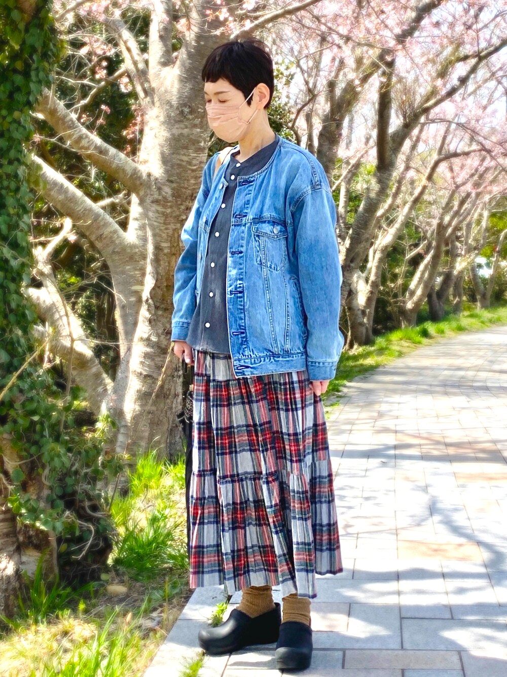 「春コーデ、お洒落さんとつながりたい、休日コーデ、はじめましてコーデ、ロングスカート、デニム、ギンガムチェック、オトナカジュアル、オトナ女子、デニムジャケット」｜「ROCKMOUNTのアイテム（スカート、グレー系）」を使った、kcocoronさん（レディース・160cm）の春コーディネートの1枚目の写真