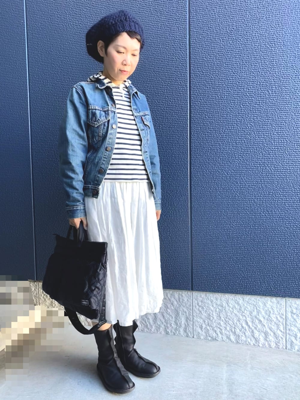 「ブーツ、カジュアル、ベレー帽、デニムジャケット、休日スタイル、ポーター、オトナカジュアル、おしゃれさんと繋がりたい、古着MIX」｜「PORTERのポーター✖️ミナペルホネンのバッグ（バッグ、ブルー系）」を使った、kcocoronさん（レディース・160cm）の秋コーディネートの1枚目の写真
