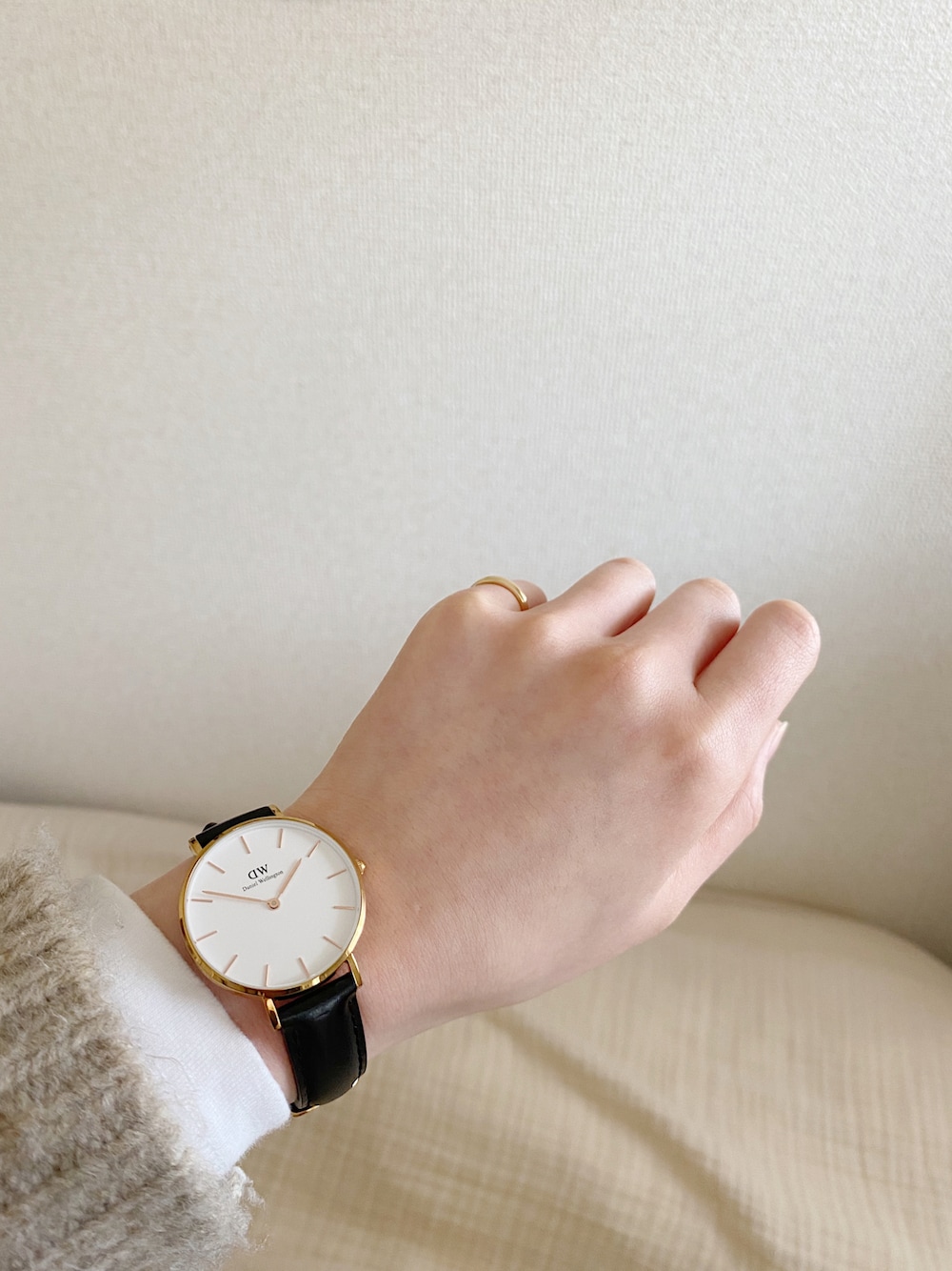 「ダニエルウェリントン、腕時計、冬ニット、fifth」｜「Daniel Wellingtonの【DANIEL WELLINGTON】DW00600186/DW00600190/DW00600174 Petite  32（アナログ腕時計、ゴールド系）」を使った、mさん（レディース・155cm）の冬コーディネートの1枚目の写真