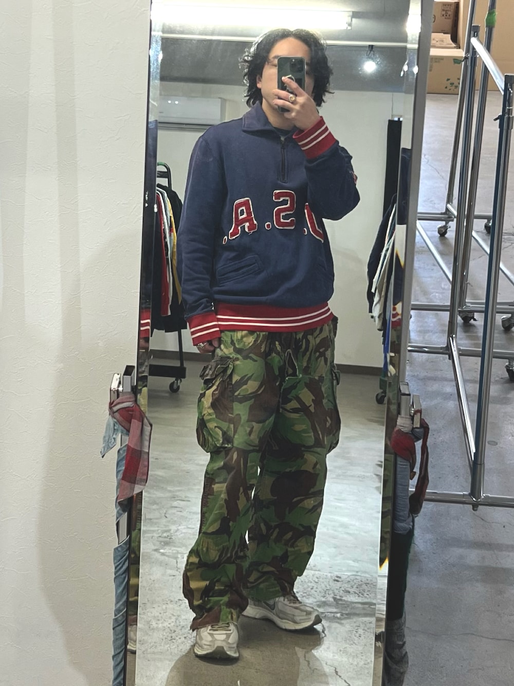 ホワイト系のスニーカー、ブルー系のスウェットを着用したメンズの冬コーディネートの1枚目の写真