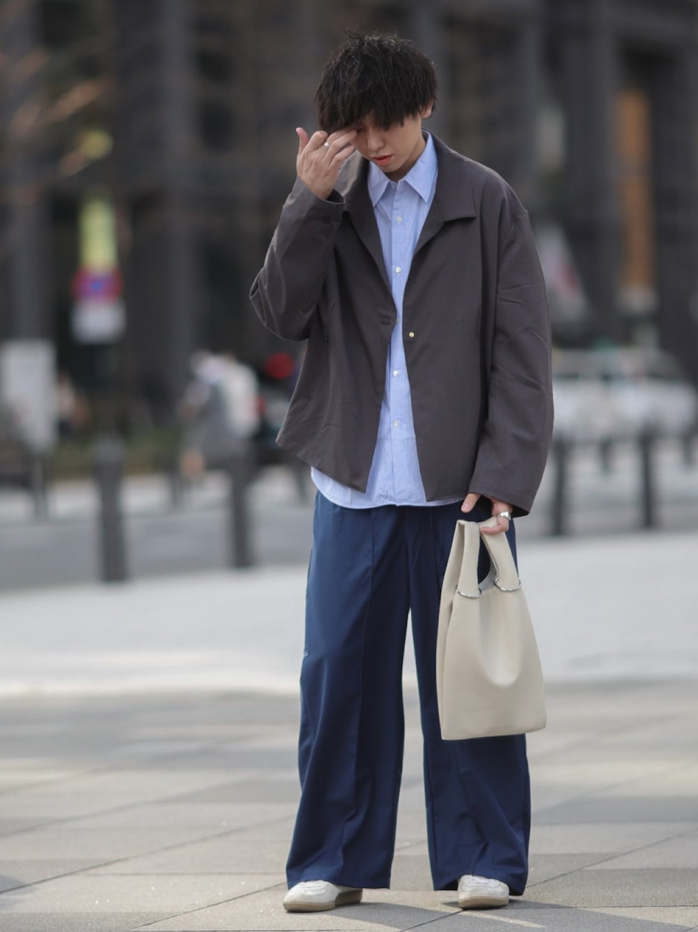 グレー系のカーディガン/ボレロ、ブルー系のシャツ/ブラウス、ブルー系のその他パンツを着用したメンズの春コーディネートの1枚目の写真