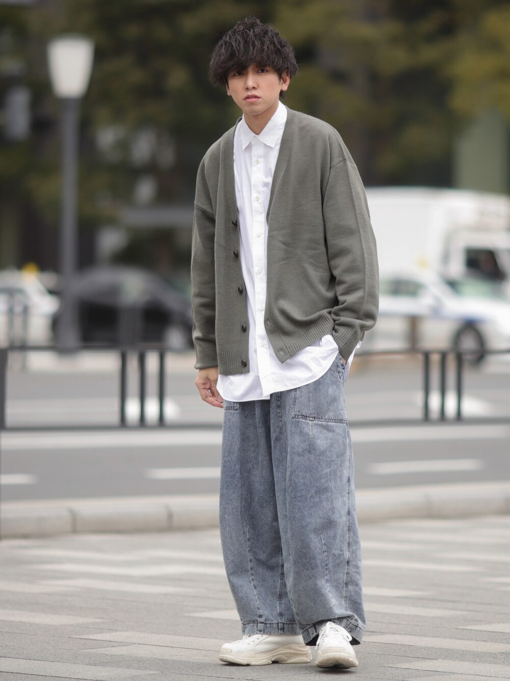 グリーン系のカーディガン/ボレロ、ホワイト系のシャツ/ブラウス、ブルー系のデニムパンツを着用したメンズの冬コーディネートの1枚目の写真