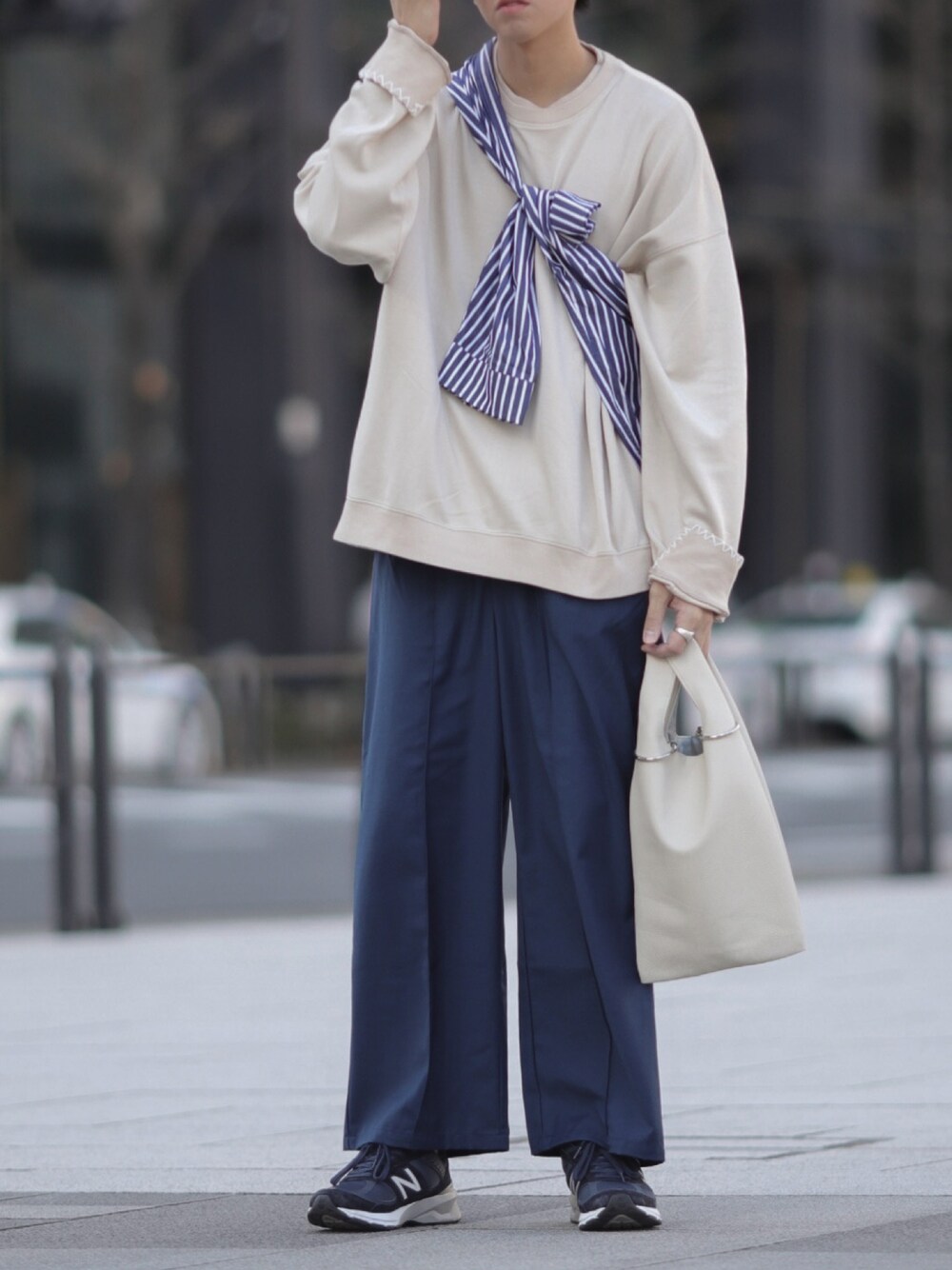 ベージュ系のTシャツ/カットソー、ブルー系のその他パンツ、ベージュ系のショルダーバッグを着用したメンズの春コーディネートの1枚目の写真