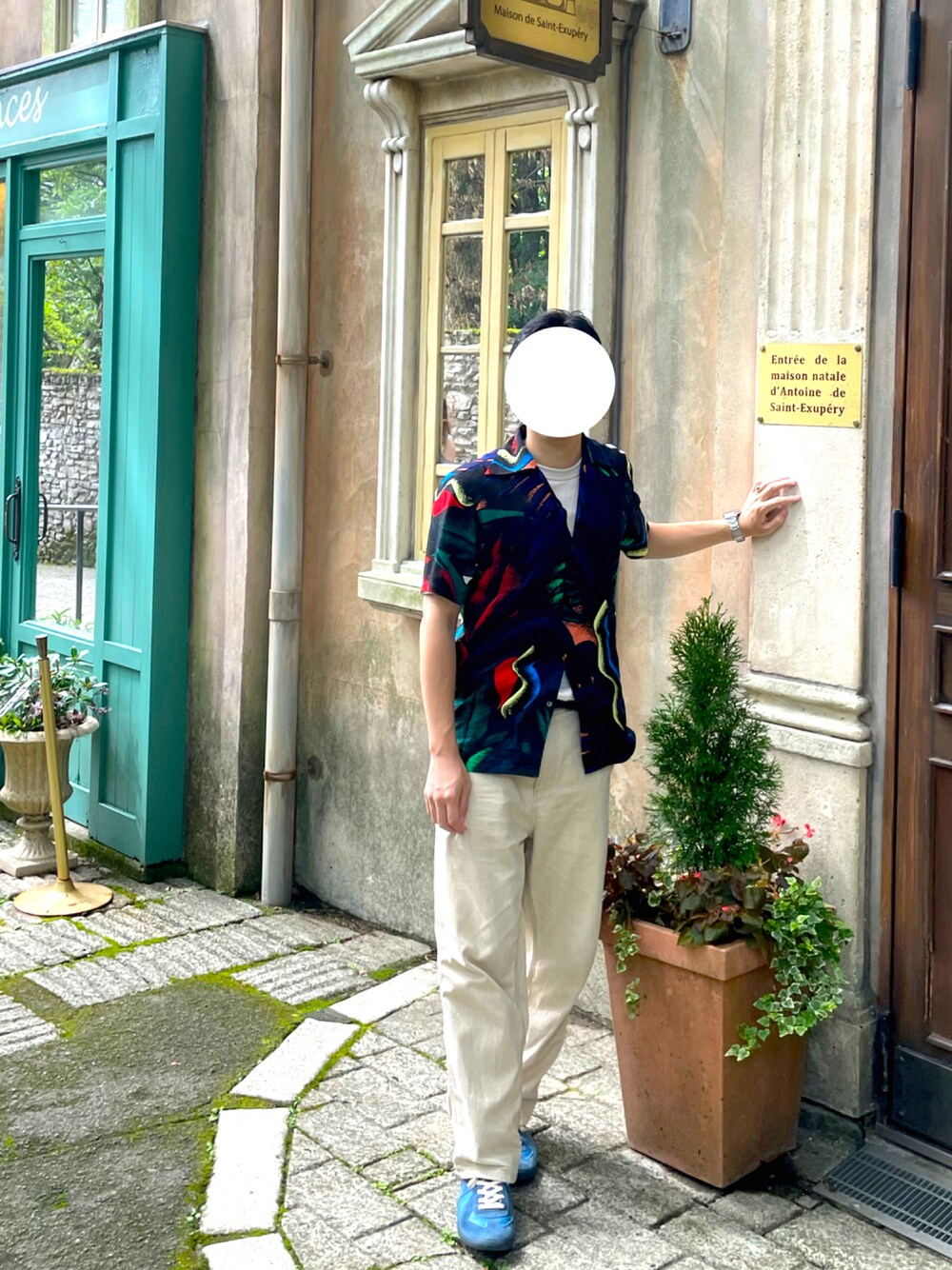 ホワイト系のデニムパンツ、ブルー系のスニーカー、ブラック系のシャツ/ブラウスを着用したメンズの夏コーディネートの1枚目の写真