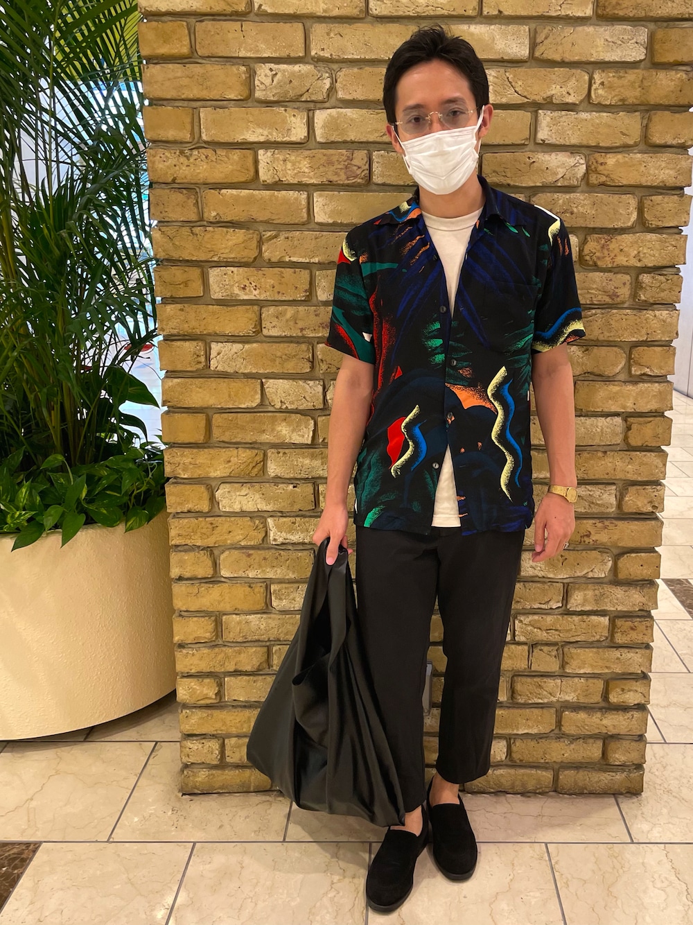 ブラック系のブーツ、ブラック系のスラックス、ブラック系のシャツ/ブラウスを着用したメンズの夏コーディネートの1枚目の写真