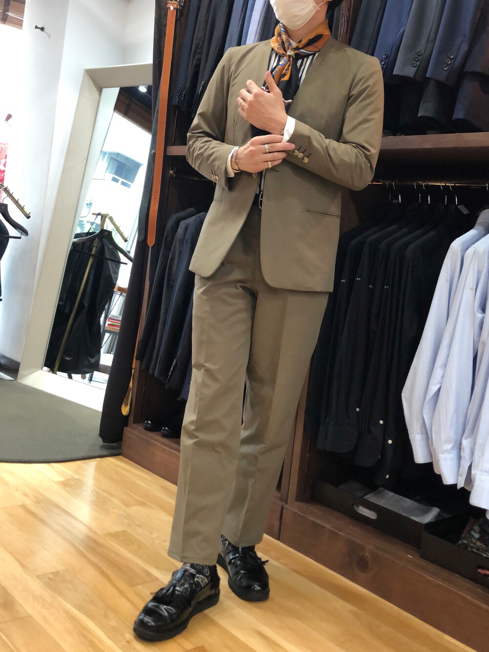 「セットアップ、スカーフ、バンドカラーシャツ、雨の日コーデ」｜「orderのアイテム（ノーカラージャケット、グリーン系）」を使った、maruさん（メンズ・174cm）の夏コーディネートの1枚目の写真