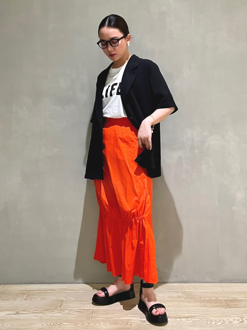 「ビックシルエット、ジャケット、きれいめカジュアル、マーメイドスカート、ビタミンカラー、Tシャツ、ロゴT、オーバーサイズ、プチプラ、ストラップサンダル、NOMINE、LAROUTE、オレンジ、メガネ女子、カラー×コーデ」｜「NOMINEのリネンライク半袖ジャケット（テーラードジャケット、ブラック系）」を使った、RUKAさん（レディース・160cm）の春コーディネートの1枚目の写真