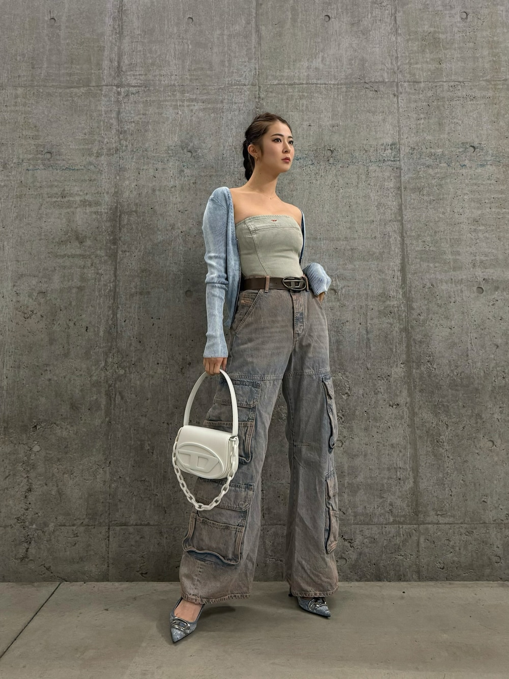「春ファッション、春、オトナカジュアル、Diesel、ディーゼル、デニム、denim、カーゴパンツ、1DR、カーディガン、オフショル」｜「DIESELのアイテム（トップス、ブルー系）」を使った、ERINAさん（レディース・168cm）の春コーディネートの1枚目の写真