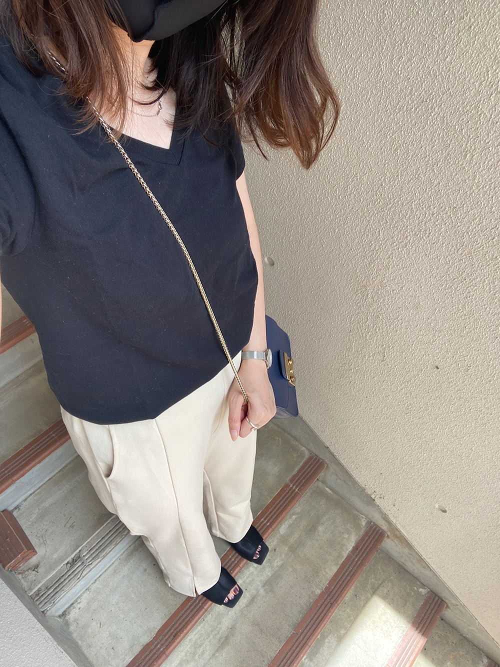 シルバー系のアナログ腕時計を着用したレディースの夏コーディネートの1枚目の写真