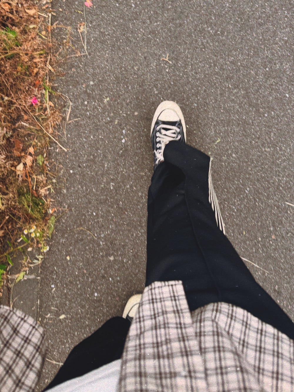 ブラック系のその他パンツ、ベージュ系のシャツ/ブラウスを着用したメンズの夏コーディネートの1枚目の写真