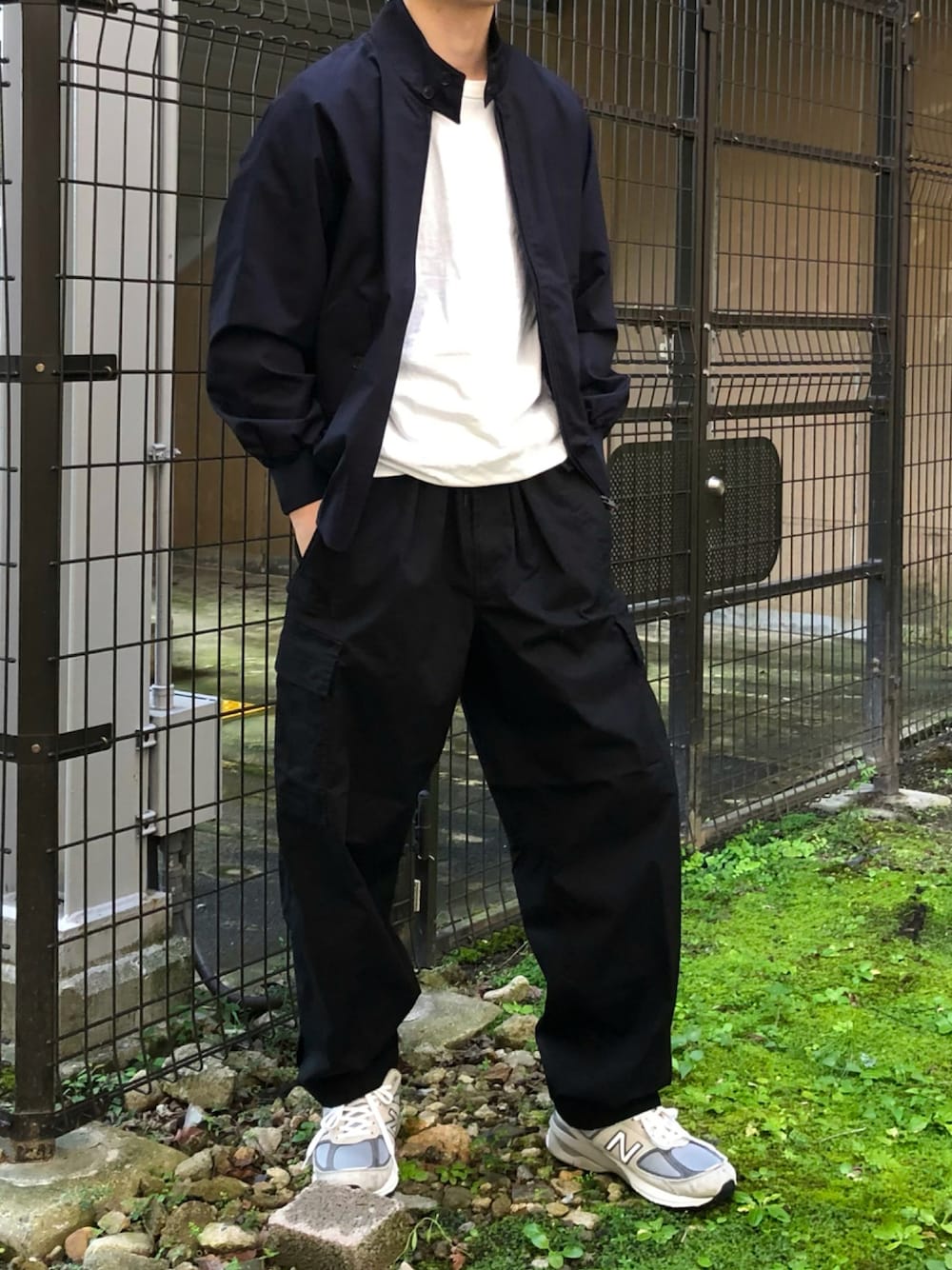 「別注、オーバーサイズ、beams plus、BARACUTA、G9、機能的、NEW BALANCE 990、テックウェア、EXCLUTIVE ITEM STYLE、秋コーデ、スニーカーコーデ、シンプル、Tシャツ、オトナカジュアル、ジャケット」｜「BARACUTAのBARACUTA × BEAMS PLUS / 別注 G9 クラシックモデル（ブルゾン、ブラック系）」を使った、タ ケ ダさん（メンズ・173cm）の秋コーディネートの1枚目の写真