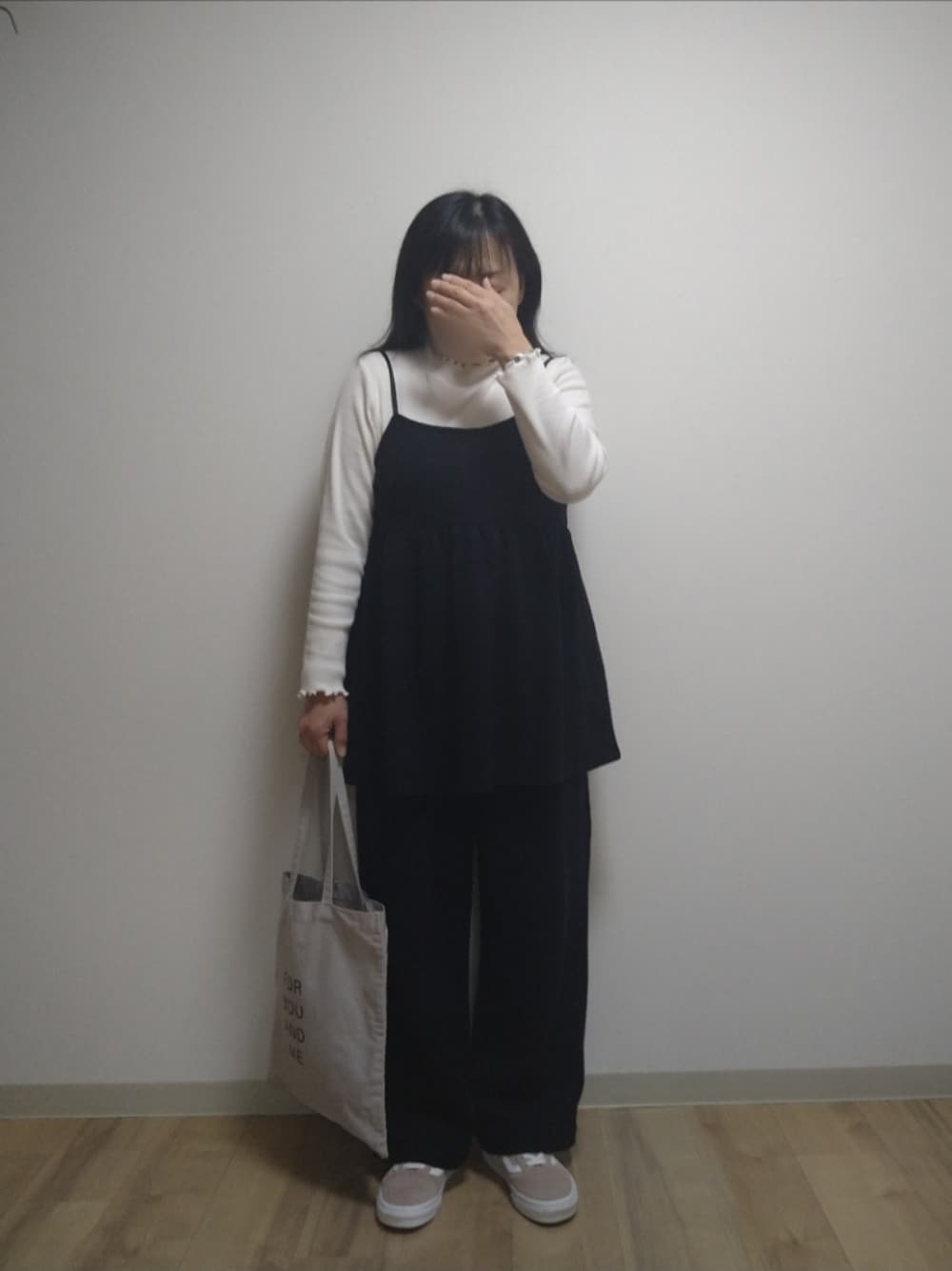 「休日スタイル、プチプラ、レイヤードスタイル、ピーコート、キャミソール、ぺプラムトップス、カットソー、メロウ、Honeys、ジャージーパンツ、ストレートパンツ、UNIQLO、トートバッグ、スニーカー、VANS」｜「DGRACEのピーコート（ピーコート、グレー系）」を使った、mochaさん（レディース・155cm）の冬コーディネートの1枚目の写真